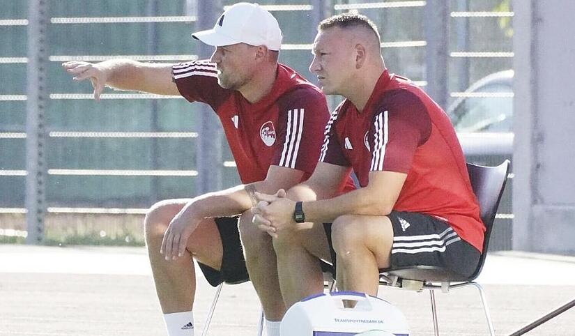 Im Zwiegespr&auml;ch: Die Coburger Trainer Calle Schiebel und Fritz K&uuml;hnlenz.