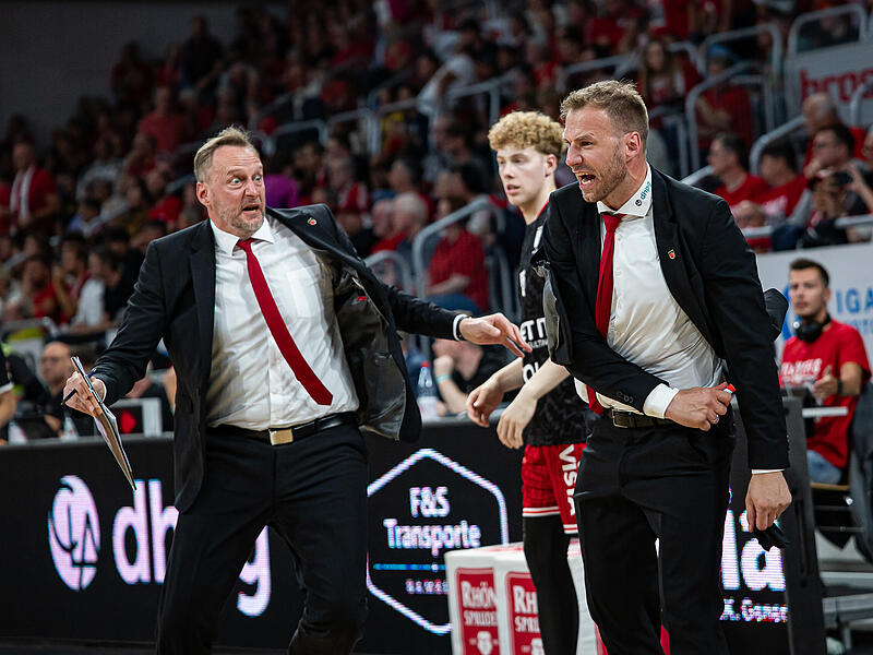 BMA365 Bamberg Baskets - Alba Berlin Anton Gavel brachte Ende des zweiten Viertels ein ausbleibender Pfiff in Rage (rechts). Assistenztrainer Arne Woltmann will den Headcoach einbremsen.