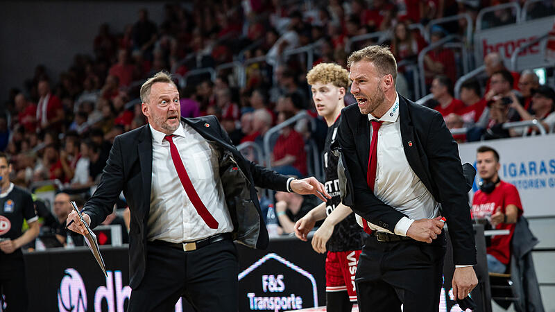 Anton Gavel brachte Ende des zweiten Viertels ein ausbleibender Pfiff in Rage (rechts). Assistenztrainer Arne Woltmann will den Headcoach einbremsen.