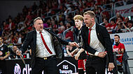 Anton Gavel brachte Ende des zweiten Viertels ein ausbleibender Pfiff in Rage (rechts). Assistenztrainer Arne Woltmann will den Headcoach einbremsen.