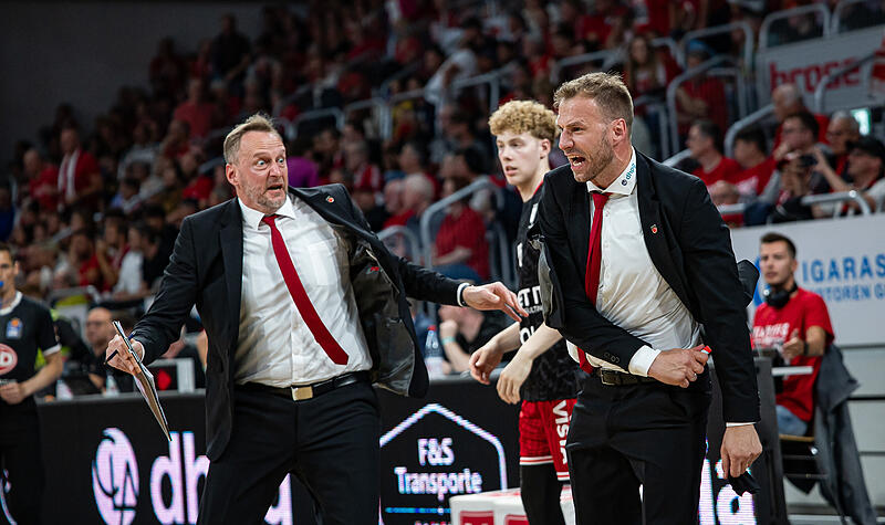 Anton Gavel brachte Ende des zweiten Viertels ein ausbleibender Pfiff in Rage (rechts). Assistenztrainer Arne Woltmann will den Headcoach einbremsen.