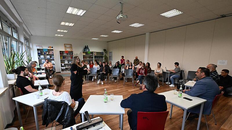 Das Team der Kronacher FT-Redaktion, Daniela Pondelicek (stehend), Maria L&ouml;ffler (am Laptop) und Marco Mei&szlig;ner (rechts) sowie die Montessori-Fachoberschule mit Schulleiter Andre Schneider (hinten, links) freuten sich, dass fast alle Kandidaten den...
