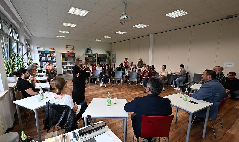 Das Team der Kronacher FT-Redaktion, Daniela Pondelicek (stehend), Maria Löffler (am Laptop) und Marco Meißner (rechts) sowie die Montessori-Fachoberschule mit Schulleiter Andre Schneider (hinten, links) freuten sich, dass fast alle Kandidaten den... Das Team der Kronacher FT-Redaktion, Daniela Pondelicek (stehend), Maria Löffler (am Laptop) und Marco Meißner (rechts) sowie die Montessori-Fachoberschule mit Schulleiter Andre Schneider (hinten, links) freuten sich, dass fast alle Kandidaten den...