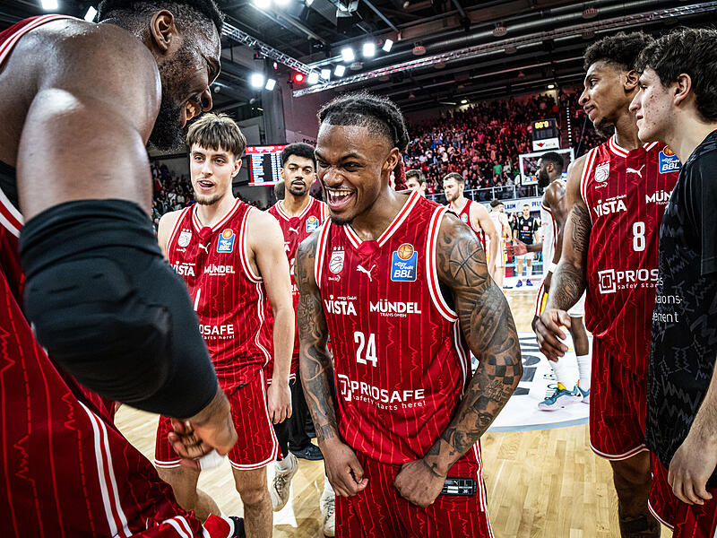 Matchwinner Cobe Williams feierte mit seinen Teamkollegen den Bamberger Derbysieg über Würzburg. Matchwinner Cobe Williams feierte mit seinen Teamkollegen den Bamberger Derbysieg über Würzburg.