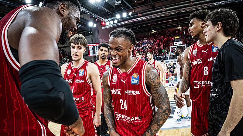 Matchwinner Cobe Williams feierte mit seinen Teamkollegen den Bamberger Derbysieg &uuml;ber  W&uuml;rzburg.