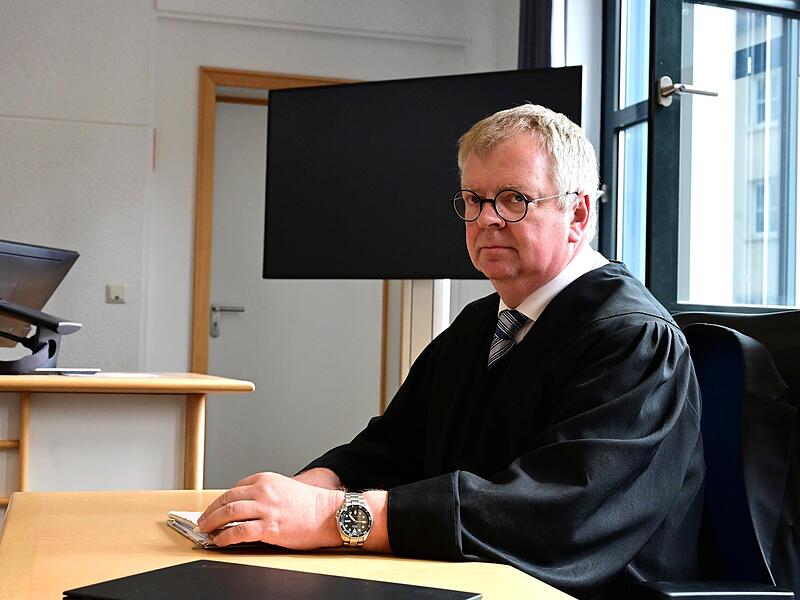 Rechtsanwalt Thomas G&auml;rtner aus Bamberg wartet im Gerichtssaal auf seinen Mandanten.