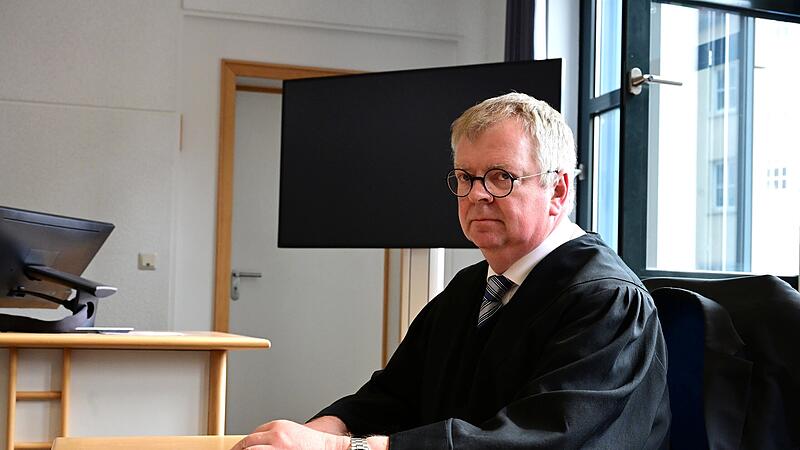 Amtsgericht Bamberg Sexueller Übergriff Masseur Hotel Rechtsanwalt Thomas Gärtner aus Bamberg wartet im Gerichtssaal auf seinen Mandanten.