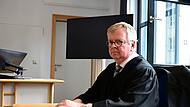 Rechtsanwalt Thomas G&auml;rtner aus Bamberg wartet im Gerichtssaal auf seinen Mandanten.