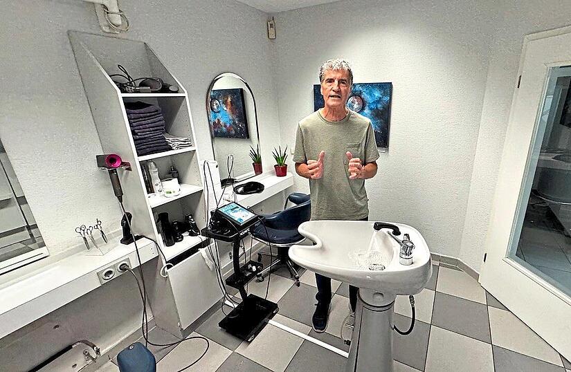 Friseurmeister Norbert Klein aus Weisendorf setzt auch umweltfreundliche Haarpflege. Nun sucht er Nachfolger für seinen Salon.Gerd Ankermann Friseurmeister Norbert Klein aus Weisendorf setzt auch umweltfreundliche Haarpflege. Nun sucht er Nachfolger für seinen Salon.Gerd Ankermann