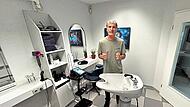 Friseurmeister Norbert Klein aus Weisendorf setzt auch umweltfreundliche Haarpflege. Nun sucht er Nachfolger für seinen Salon.Gerd Ankermann Friseurmeister Norbert Klein aus Weisendorf setzt auch umweltfreundliche Haarpflege. Nun sucht er Nachfolger für seinen Salon.Gerd Ankermann