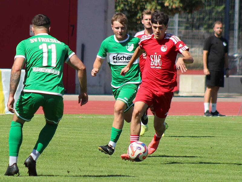Beim 0:3 gegen Friesen stand Lukas Carl (im Hintergrund) an der Seitenlinie. Er hat das Traineramt beim FC Coburg II auf eigenen Wunsch abgegeben. Beim 0:3 gegen Friesen stand Lukas Carl (im Hintergrund) an der Seitenlinie. Er hat das Traineramt beim FC Coburg II auf eigenen Wunsch abgegeben.