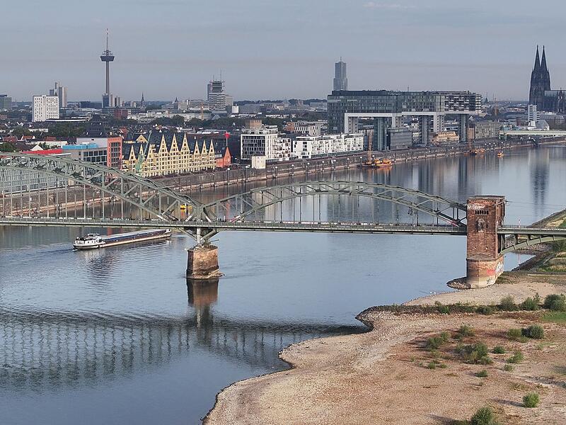 Rhein mit Rekordtiefstand in Köln Rhein mit Rekordtiefstand in Köln