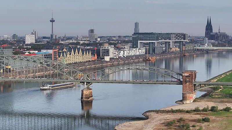 Rhein mit Rekordtiefstand in Köln Rhein mit Rekordtiefstand in Köln