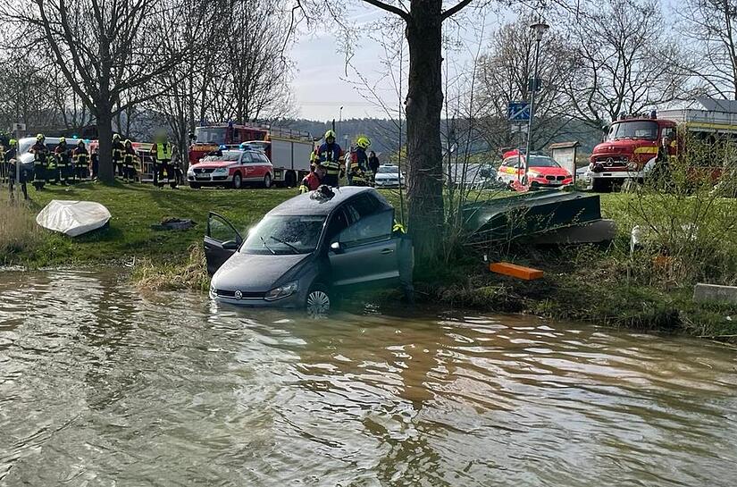 Mit einer Seilwinde zog die Feuerwehr Sand den VW Polo aus dem Baggersee.