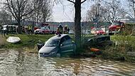 Mit einer Seilwinde zog die Feuerwehr Sand den VW Polo aus dem Baggersee.