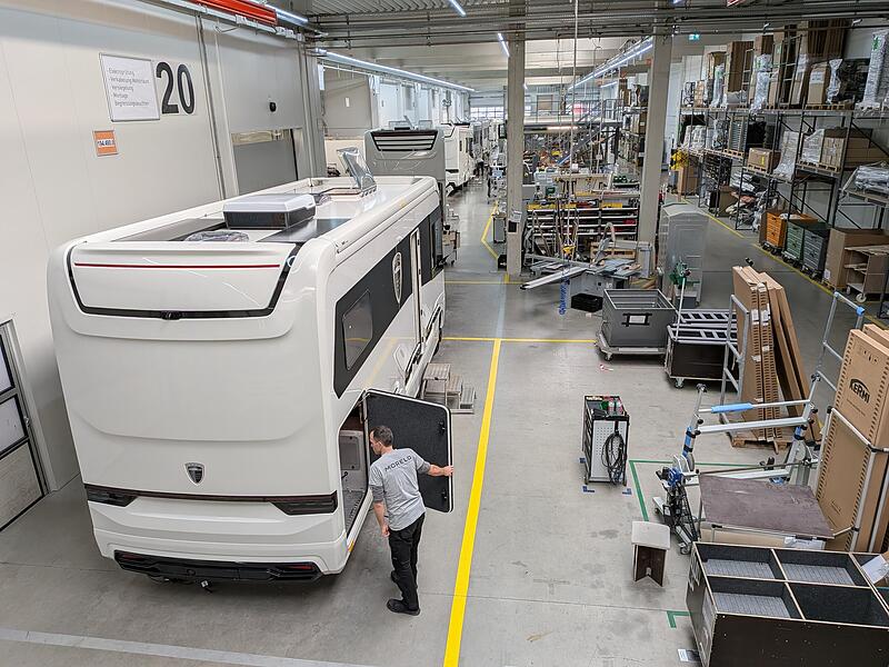 In der Produktionshalle der Firma Morelo Reisemobile in Schlüsselfeld im Landkreis Bamberg
