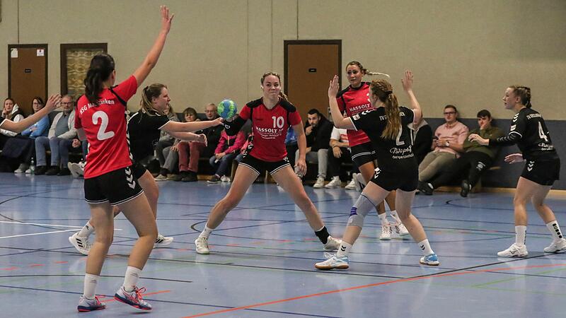 Die HSG Mainfranken am gegnerischen Kreis im Angriff mit (rote Trikots, von links) Lena Strohmer, Julia Flohr am Ball und Selina Gei&szlig;ler. Die Gro&szlig;langheimerinnen (von links) Elena Bergmann, Franziska Kri&szlig;mer und Chiara Roder verteidigen.
