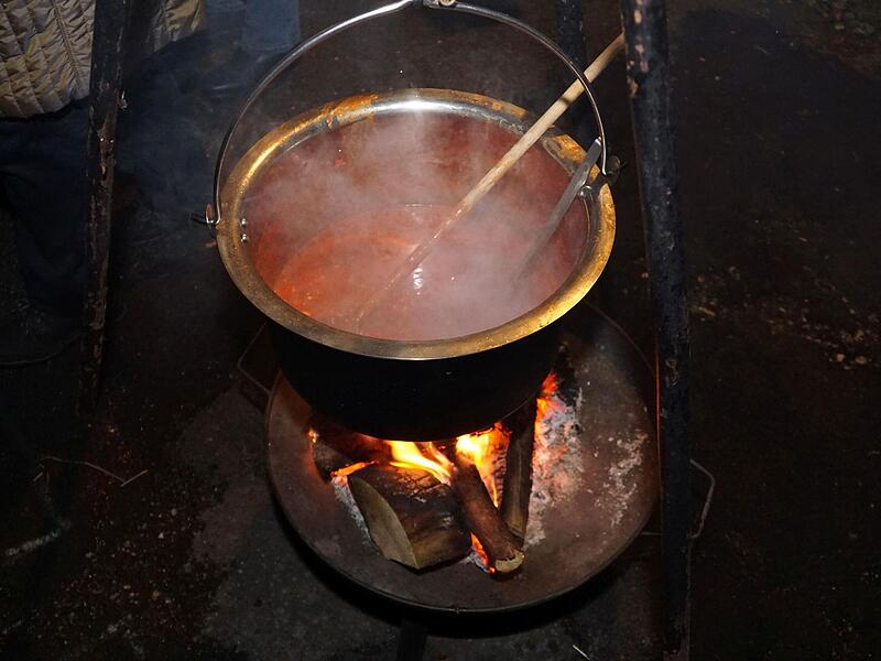 Die Historische Stadtwache Franken bot im Innenhof vom Rathaus eine wärmende Gulaschsuppe feil. Die Historische Stadtwache Franken bot im Innenhof vom Rathaus eine wärmende Gulaschsuppe feil.