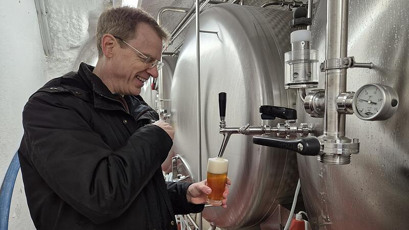 Matthias Trum zapft das neue Helle aus dem Hause "Graser" in den Bierstollen der Heller-Bräu, wo auch das Rauchbier Schlenkerla entsteht