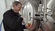 Matthias Trum zapft das neue Helle aus dem Hause "Graser" in den Bierstollen der Heller-Bräu, wo auch das Rauchbier Schlenkerla entsteht