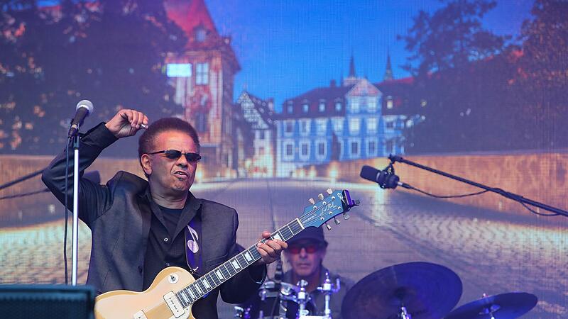 Al Jones beim Auftritt auf der Maxplatz-B&uuml;hne