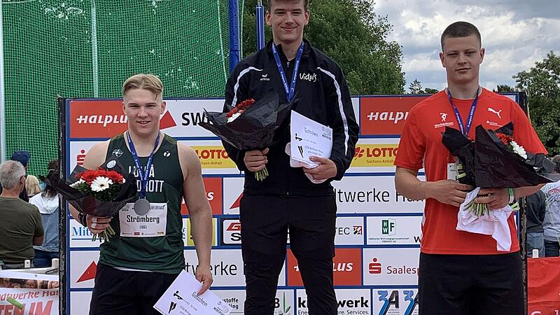 Matti Hummel (rechts) wurde hinter dem deutschen Timo Port (links) und dem Schweden Anton Str&ouml;mberg Dritter&nbsp;im U20-Hammerwurf-Wettbewerb in Halle.