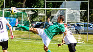 Mit dem hohen Bein versucht der Katschenreuther Mathias Weigel den Ball zu erreichen, während der Katschenreuther Abwehrspieler Fabian Heer dahinter lauert.