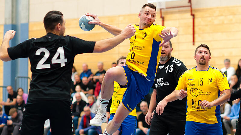 Von Nicklas Oesters (am Ball) Rückkehr ins Kunstadter Team gegen den Tabellenführer HSG Fichtelgebirge erwarten sich die Fans am Sonntag vor allem Wiedergutmachung für den verkorksten Jahresauftakt. Von Nicklas Oesters (am Ball) Rückkehr ins Kunstadter Team gegen den Tabellenführer HSG Fichtelgebirge erwarten sich die Fans am Sonntag vor allem Wiedergutmachung für den verkorksten Jahresauftakt.