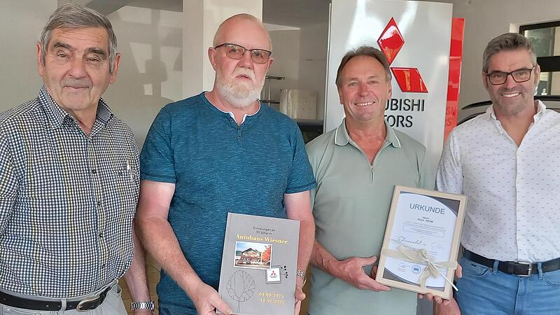 Von der Lehre bis zur Rente hielten Hans-Karl Baumeister (2.v.l.) und Klaus Kehm (3.v.l.) dem Autohaus Wiesner die Treue. Seniorchef Walter Wiesner (links) und Juniorchef Jochen Wiesner (rechts) gratulierten.