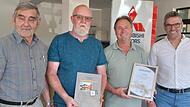 Von der Lehre bis zur Rente hielten Hans-Karl Baumeister (2.v.l.) und Klaus Kehm (3.v.l.) dem Autohaus Wiesner die Treue. Seniorchef Walter Wiesner (links) und Juniorchef Jochen Wiesner (rechts) gratulierten.