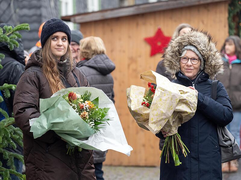 Im n&auml;chsten Jahr &uuml;bergibt Sabine Schoppel (rechts) den Staffelstab der Weihnachtsmarktorganisation an Romina Henn.