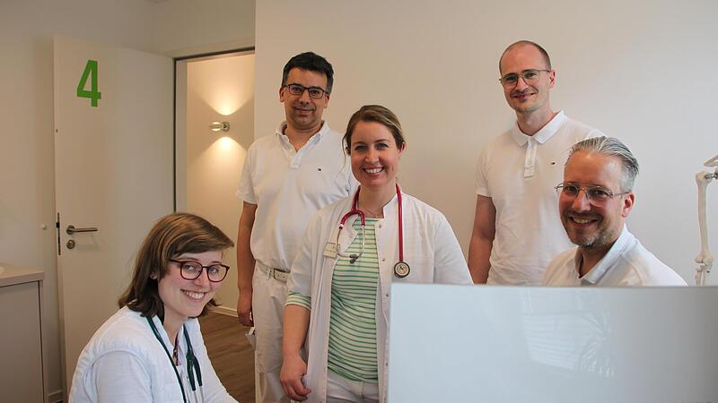 Das &Auml;rzte-Team der Gemeinschaftspraxis in Euerdorf in einem ihrer neuen Behandlungsr&auml;ume. Hinten: Dominik Lemmerich (links) und Tim Sch&auml;fer. Vorne: Johanna Martens (links), Christina Holleber-Sobtzick und Markus Holleber.