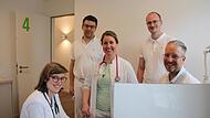 Das &Auml;rzte-Team der Gemeinschaftspraxis in Euerdorf in einem ihrer neuen Behandlungsr&auml;ume. Hinten: Dominik Lemmerich (links) und Tim Sch&auml;fer. Vorne: Johanna Martens (links), Christina Holleber-Sobtzick und Markus Holleber.