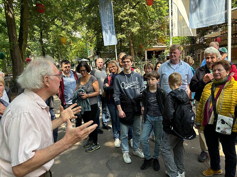 Für die Forchheimer sind die Thesen, die Friedrich Engelhardt (links) bei seinen Führungen durch den Erlanger Entla's Keller aufstellt, nur schwer verdaulich. Er sagt: Die Erlanger Keller sind besser als die Forchheimer. Für die Forchheimer sind die Thesen, die Friedrich Engelhardt (links) bei seinen Führungen durch den Erlanger Entla's Keller aufstellt, nur schwer verdaulich. Er sagt: Die Erlanger Keller sind besser als die Forchheimer.