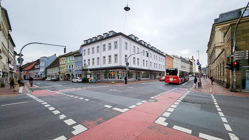 Wo fr&uuml;her Sexspielzeug verkauft wurde, stehen heute Wasserpfeifen und Solarmodule im Schaufenster. Das Geb&auml;ude Luitpoldstra&szlig;e 16 hat die Immobilienfirma P&P verkauft.