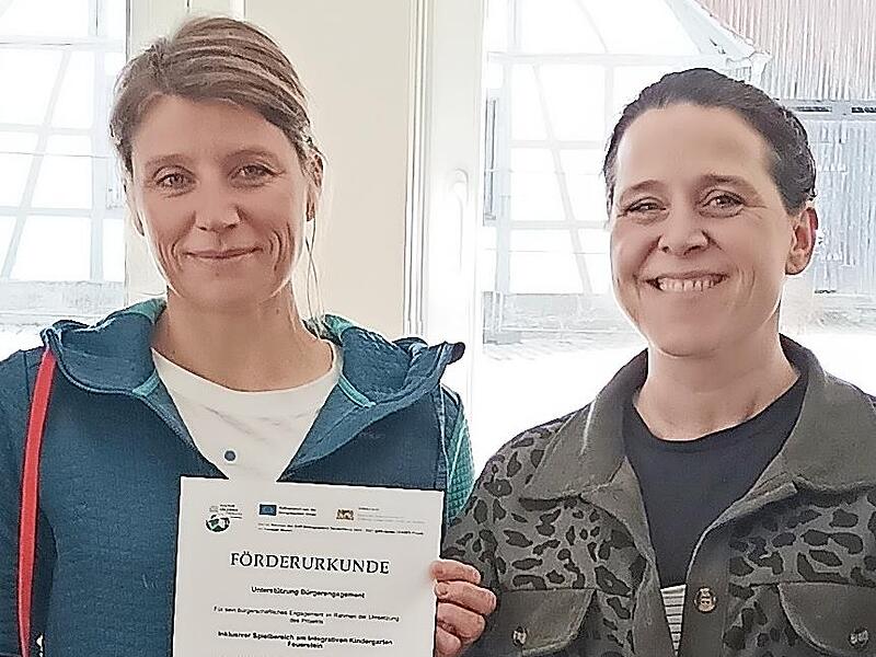 Auszeichnung für den Integrativen Kinderclub Feuerstein: Katharina Kurth-Lipfert (l.) und Pamela Dittrich. Auszeichnung für den Integrativen Kinderclub Feuerstein: Katharina Kurth-Lipfert (l.) und Pamela Dittrich.