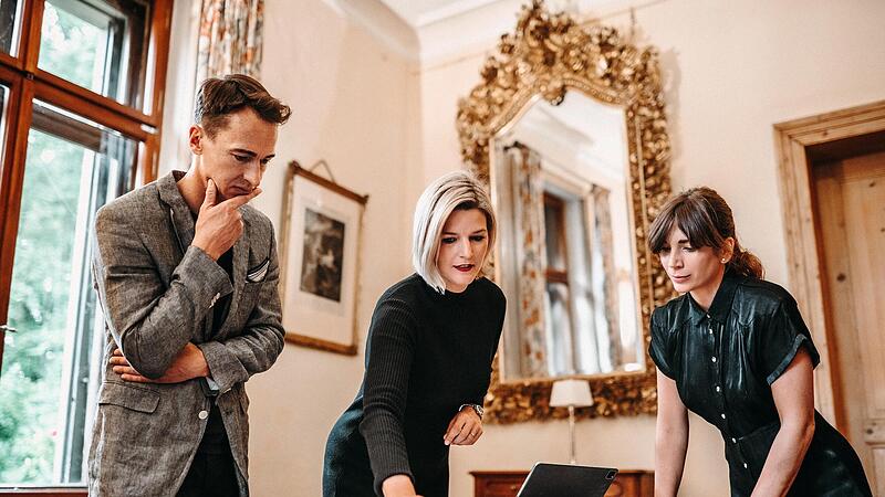 Jacqueline Potzel (Mitte) macht sich im Januar als Immobilienmaklerin selbstständig. Ihr Büro ist in Schloss Oberau, das gab des dort noch nie.