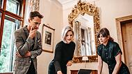 Jacqueline Potzel (Mitte) macht sich im Januar als Immobilienmaklerin selbstständig. Ihr Büro ist in Schloss Oberau, das gab des dort noch nie.