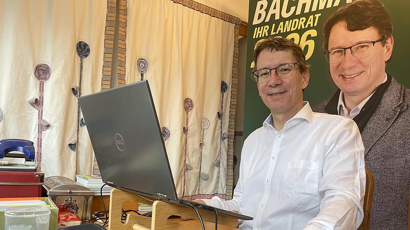 Wahlkampfzeit bei Manfred Bachmayer in Eckental. Hinter dem stellvertretenden Gr&uuml;nen-Landrat f&uuml;r Erlangen-H&ouml;chstadt h&auml;ngt gerade das neue Plakat f&uuml;r die Kommunalwahl 2026 aus.