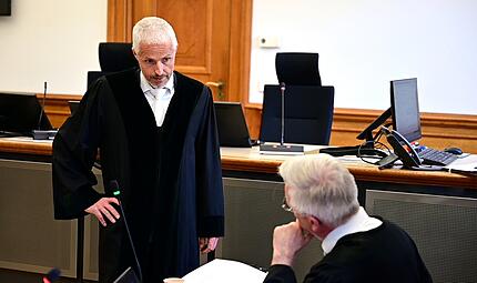 Landgericht Bamberg Einbruch Juwelier Böhnlein Bande Polen Oberstaatsanwalt André Libischer im Gespräch mit Strafverteidiger Janusch Nagel aus Limburg an der Lahn