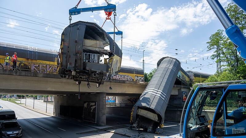 Nach dem Absturz zweier Güterzug-Waggons von einer Brücke Nach dem Absturz zweier Güterzug-Waggons von einer Brücke