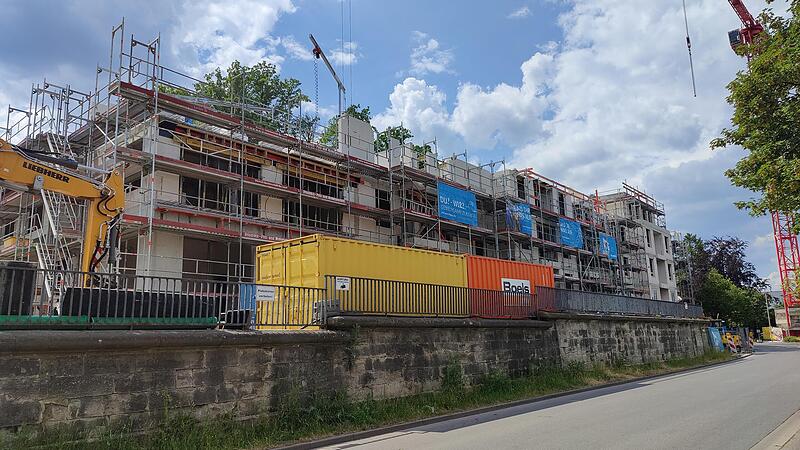 169 Pflegepl&auml;tze f&uuml;r Senioren sollen auf dem Gel&auml;nde der fr&uuml;heren Sturm&rsquo;s-Brauerei entstehen. Doch die Pflegeexperten in Coburg fragen sich, ob sich auch das Personal daf&uuml;r findet &ndash; oder ob die Zahl der Pflegepl&auml;tze unterm Strich fast die gleiche ...