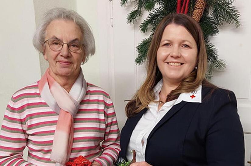 Monika Weigand (Vorsitzende OGV Wermerichshausen) übergab den Spendenbetrag an Katja Simon (BRK-Kreisverband Rhön-Grabfeld).