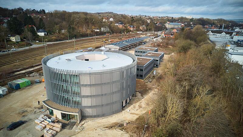 Das Globe ist bald fertig &ndash; aber eine Adresse f&uuml;r dieses Prestigeobjekt in Coburg wird noch gesucht. Der Vorschlag &bdquo;Von-Schultes-Platz&ldquo; st&ouml;&szlig;t allerdings auf Kritik.