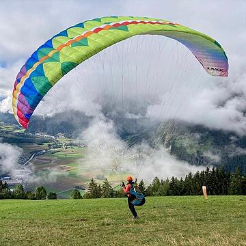 Am liebsten h&auml;ngt Carolin Gi&szlig;ibl am Gleitschirm und l&auml;sst die Welt vorbeiziehen.