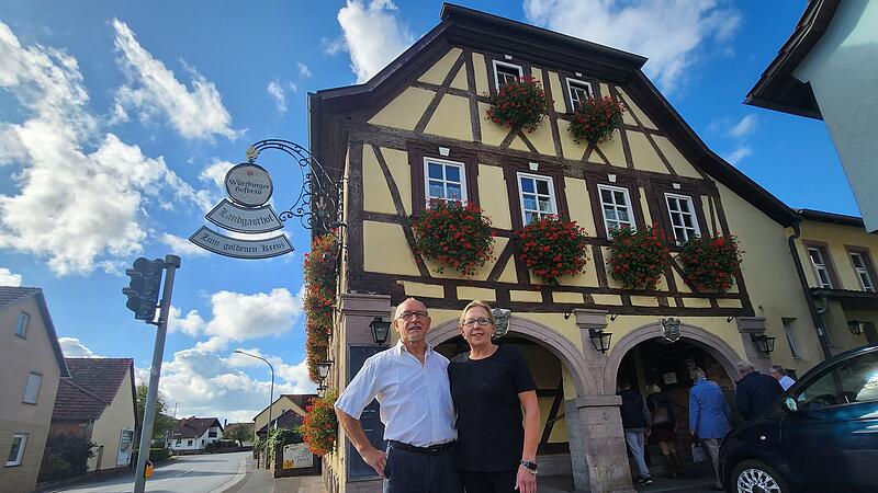 Roland und Patricia W&uuml;scher vor ihrem beliebten Gasthaus "Zum goldenen Kreuz" in Untererthal. Sie suchen einen K&auml;ufer f&uuml;r das Schmuckst&uuml;ck.