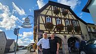 Roland und Patricia Wüscher vor ihrem beliebten Gasthaus "Zum goldenen Kreuz" in Untererthal. Sie suchen einen Käufer für das Schmuckstück.