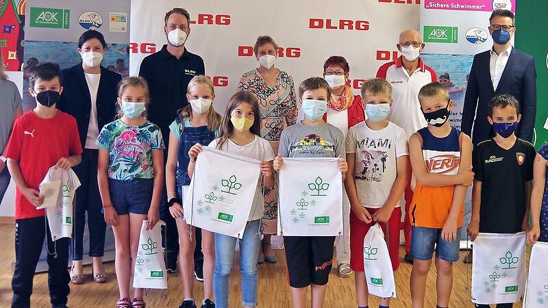 Die DLRG und die AOK-Direktion Coburg feiern den einmal mehr erfolgreichen Abschluss der Aktion &bdquo;Sichere Schwimmer&ldquo; an der Lucas-Cranach-Grundschule.