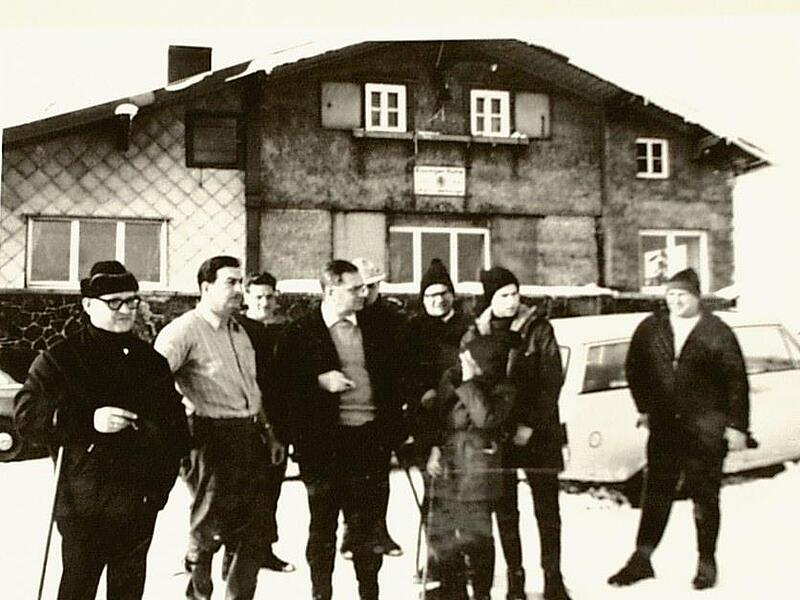 Gern in der winterlichen Rhön: Julius Kardinal Döpfner (Mitte) 1969 mit seinen beiden Brüdern, Neffen und dem Leiter des Münnerstädter Gymnasiums, Robert Hornung (links), vor der Kissinger Hütte. Gern in der winterlichen Rhön: Julius Kardinal Döpfner (Mitte) 1969 mit seinen beiden Brüdern, Neffen und dem Leiter des Münnerstädter Gymnasiums, Robert Hornung (links), vor der Kissinger Hütte.