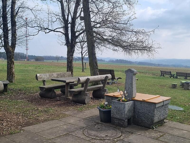 Von der Alexandrinenhütte aus hat man einen wunderbaren Fernblick ins Coburger Land.